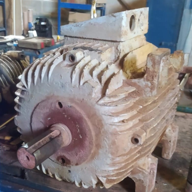 Carcaça de motor elétrico corroída antes do reparo