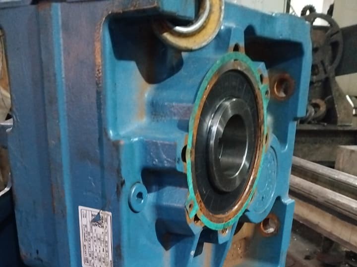 Peça de motor elétrico oxidada antes da recuperação